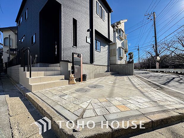 マンションとは違う敷地内駐車。ご主人様のお車のお手入れにも気合が入りますね。