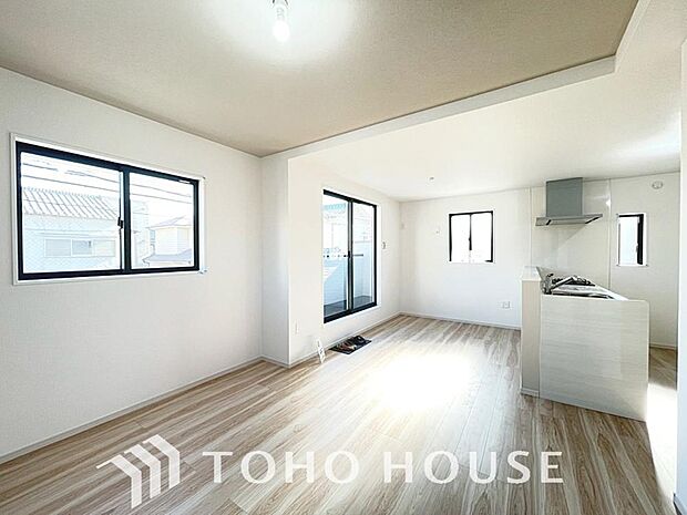 リビングも広く設け、訪れる人々を暖かく迎えてくれます。 