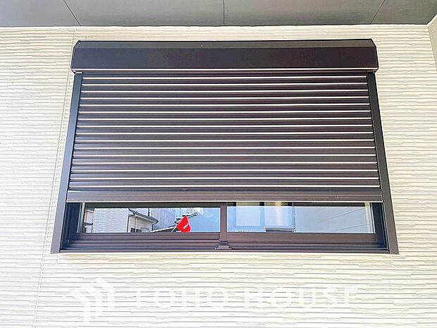 台風などの激しい雨風からお家を守るのはもちろん、空き巣対策などの防犯抑止や防音にも効果を発揮します。