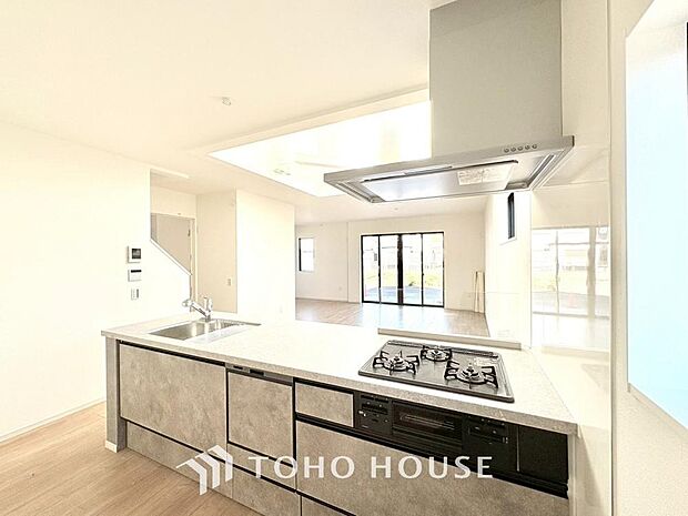 お料理の上手な方が、独壇場でお料理の腕を披露するスタイルに向いているキッチンです。