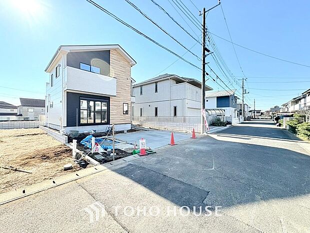 街並みの風景に包み込まれながら、瀟洒な印象も湛えて佇みます。