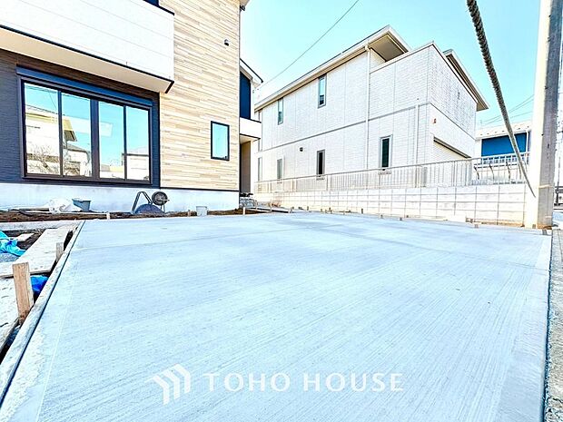 ゆったりとした駐車スペースを確保いたしましたので、大きめのお車でも駐車可能です。