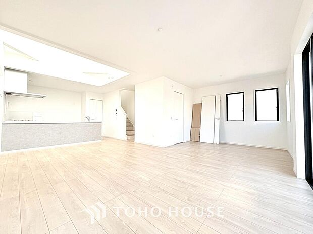 リビングも広く設け、訪れる人々を暖かく迎えてくれます。