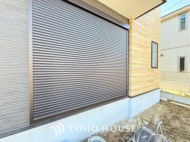 台風などの激しい雨風からお家を守るのはもちろん、空き巣対策などの防犯抑止や防音にも効果を発揮します。