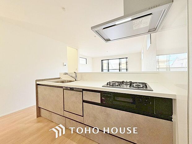 夫婦そろってキッチンに立っても調理がしやすく余裕の広さ。家事をしながら会話も弾みます。