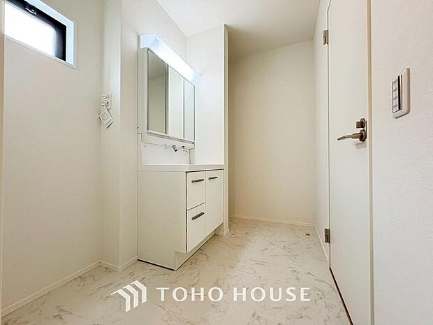 身だしなみのチェックがしやすい大きな鏡、下には収納がたっぷり。スッキリとした空間を演出いたします。