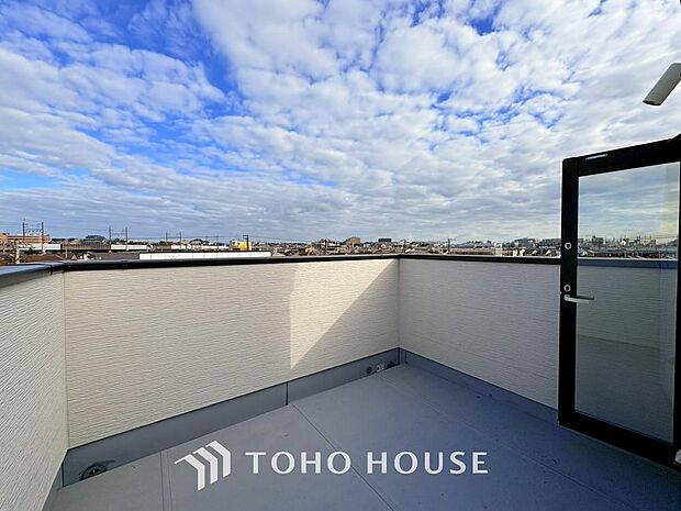 頬をなでる優しい風を感じることが出来るバルコニー。つい深呼吸をしたくなる気持ちの良い眺望です。