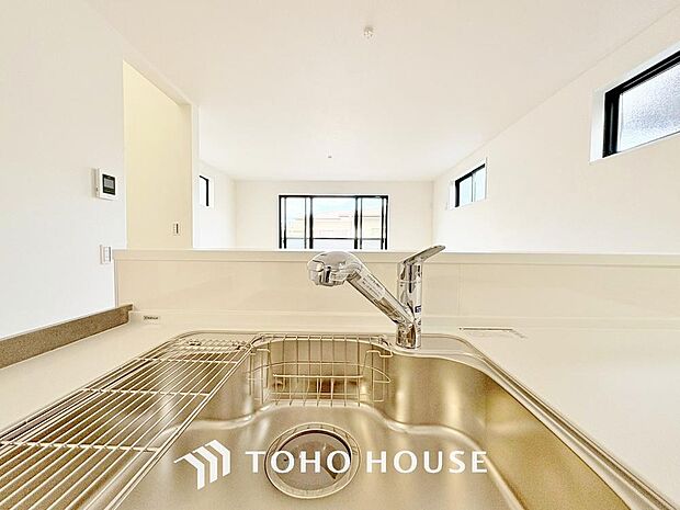 ワンタッチで浄水と原水を切り替えできる浄水器一体型水栓は水道水に含まれる有害物質を除去してくれます。