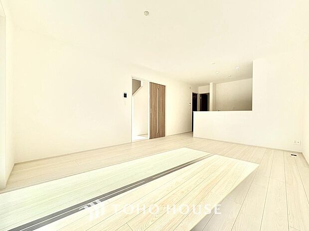 リビングも広く設け、訪れる人々を暖かく迎えてくれます。