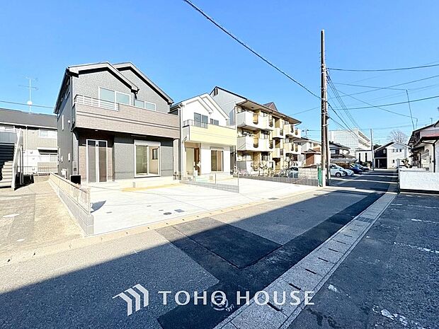 街並みの風景に包み込まれながら、瀟洒な印象も湛えて佇みます。