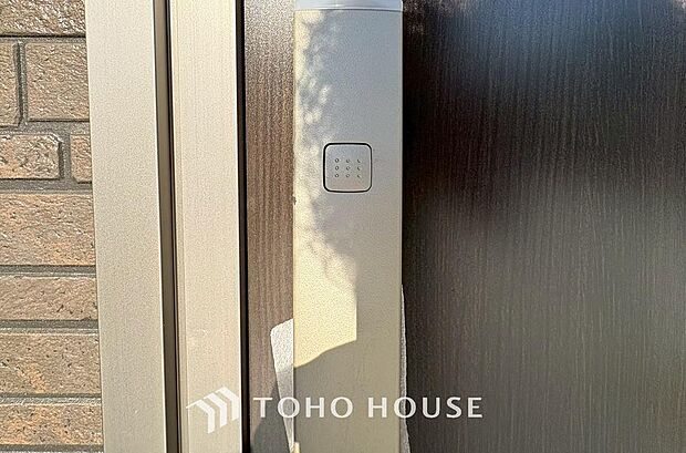 防犯対策への意識が高まっている最近では、補助錠として鍵穴のない電子錠を選ぶ方も増えています。