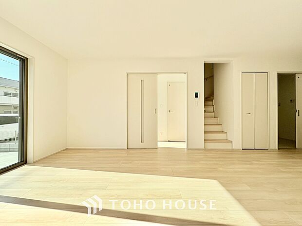 光が注がれる青い空から鮮やかに赤色にゆっくりと染まる。そんな優しい時間がここでは流れてゆく。