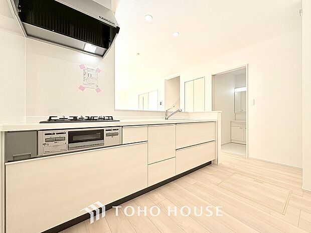 キッチンの収納は、デッドスペースになりやすい箇所を有効活用できる、スライド式収納を採用しました。