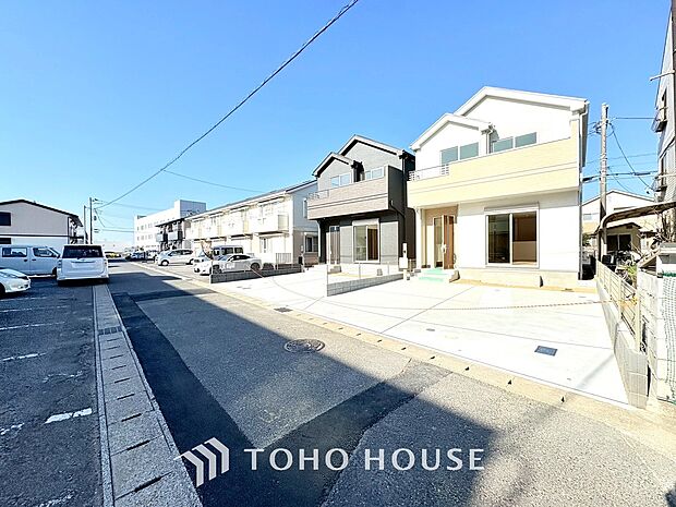 街並みの風景に包み込まれながら、瀟洒な印象も湛えて佇みます。