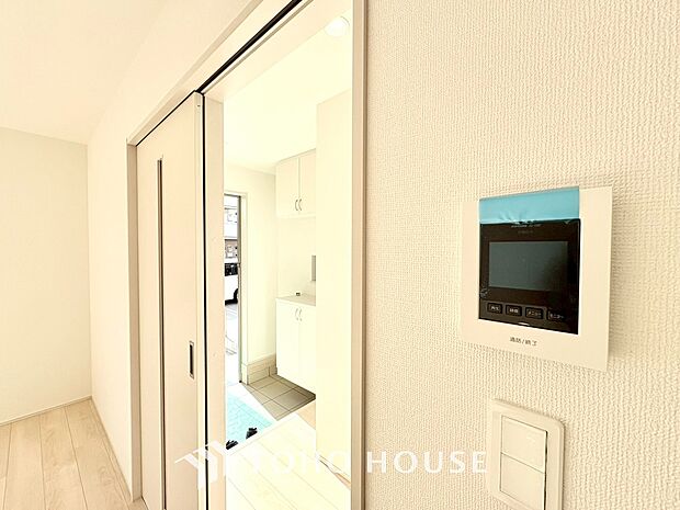 お子様の留守番時にも重宝する必須防犯アイテムです。留守中＆在宅中も「見える安心」がそこにあります。