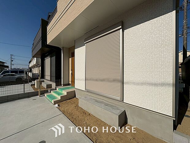 台風などの激しい雨風からお家を守るのはもちろん、空き巣対策などの防犯抑止や防音にも効果を発揮します。