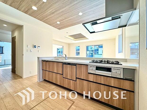 夫婦そろってキッチンに立っても調理がしやすく余裕の広さ。家事をしながら会話も弾みます。