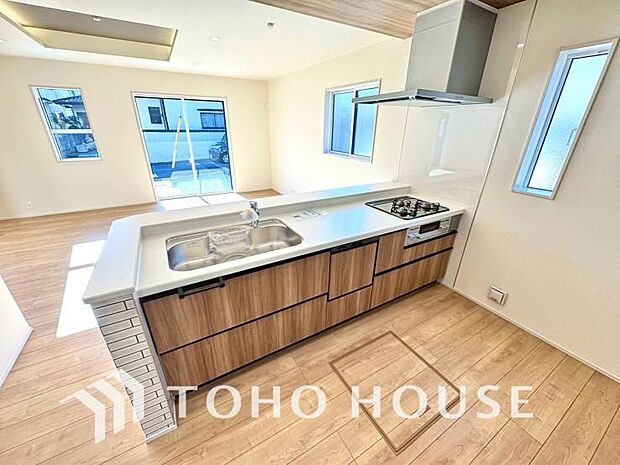 キッチンの収納は、デッドスペースになりやすい箇所を有効活用できる、スライド式収納を採用しました。