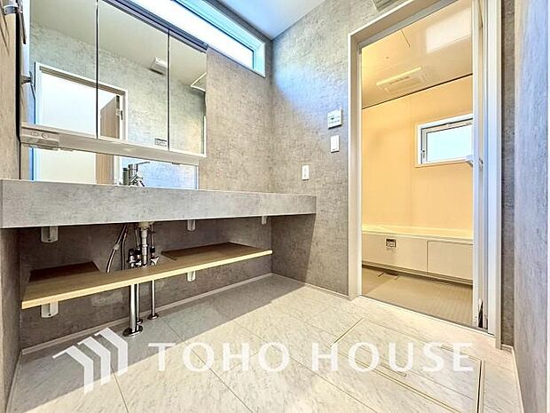 身だしなみのチェックがしやすい大きな鏡、下には収納がたっぷり。スッキリとした空間を演出いたします。