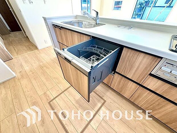 「ビルトインタイプ食器洗乾燥機」通常の手洗いでは使用出来ないほど高温のお湯や高圧水流を使うことにより汚れを効果的に落とすことができる。