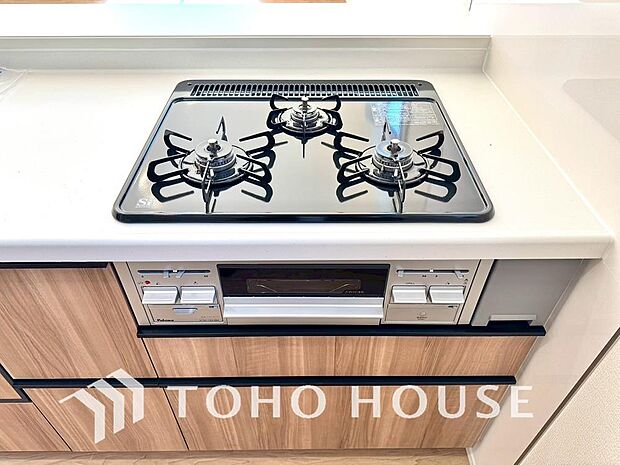 見た目に美しくインテリア性にも優れお掃除も簡単。3口コンロで忙しくても同時に調理で便利ですね。