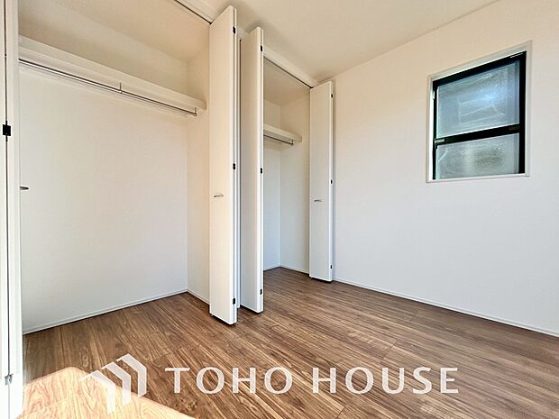 建物内部の収納には拘りました。共有部分に設けた収納。お荷物が多い方にも安心です。