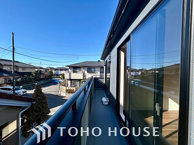 頬をなでる優しい風を感じることが出来るバルコニー。つい深呼吸をしたくなる気持ちの良い眺望です。