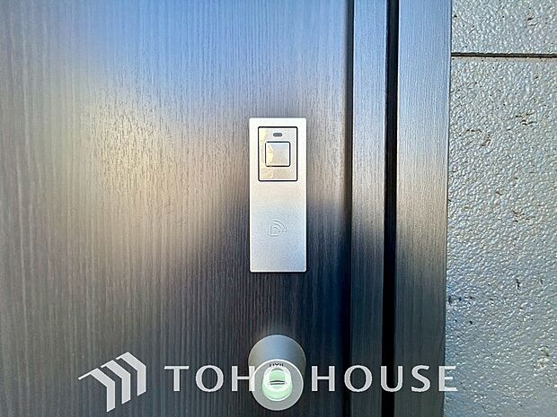 ICチップを用いたカードキー等で玄関扉の施錠＆解錠が出来る設備。最近は鍵穴の無いドアも増えてます。