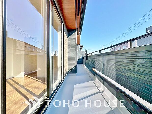 通風・採光に優れ、心地よい光と風があふれています。優しい陽射しが差し込むバルコニーとなっております。