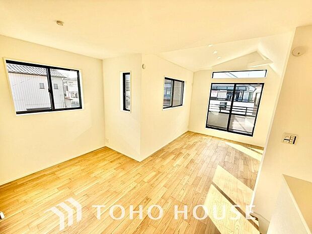 通風と採光を考慮したリビングは地域の鼓動を感じながらお寛ぎ頂くことが可能です。