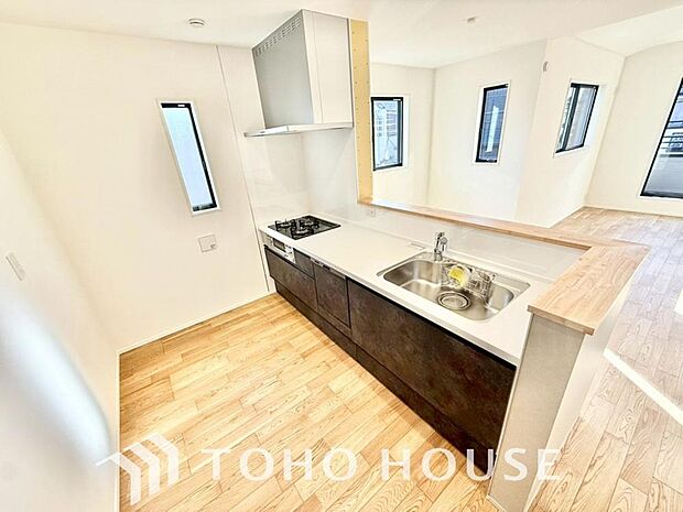 家族と会話を楽しみながらお料理ができる理想のキッチンスタイルです。