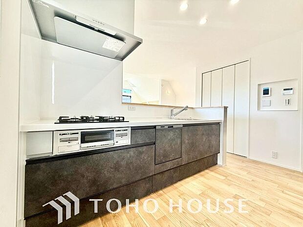 夫婦そろってキッチンに立っても調理がしやすく余裕の広さ。家事をしながら会話も弾みます。