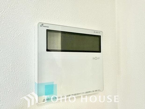 お風呂場と台所に操作リモコンがあり、キッチン近くにある給湯リモコンは、お料理の最中でもリビングで寛いでいるなかでもボタン一つで簡単に沸かせて便利ですね。