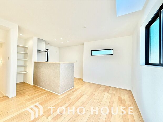 リビングも広く設け、訪れる人々を暖かく迎えてくれます。