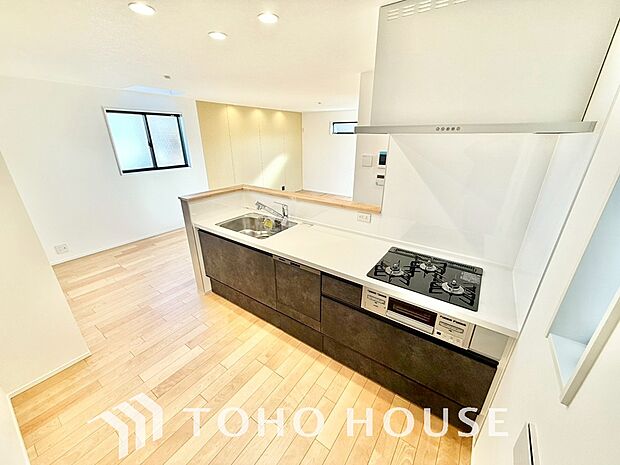 キッチンはリビングで寛ぐ家族や小さなお子様を見守りながら料理が出来る「対面式の温もり設計」。