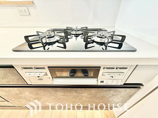 3口コンロは一度に複数のお料理を作ることができるメリットがあります。毎日のキッチンタイムを効率よく。