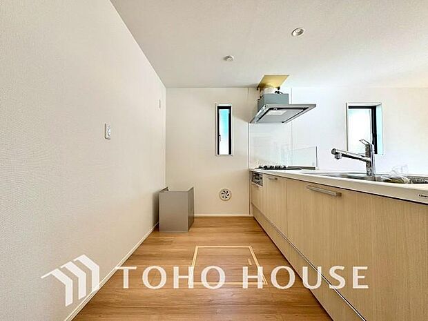 キッチンの収納は、デッドスペースになりやすい箇所を有効活用できる、スライド式収納を採用しました。