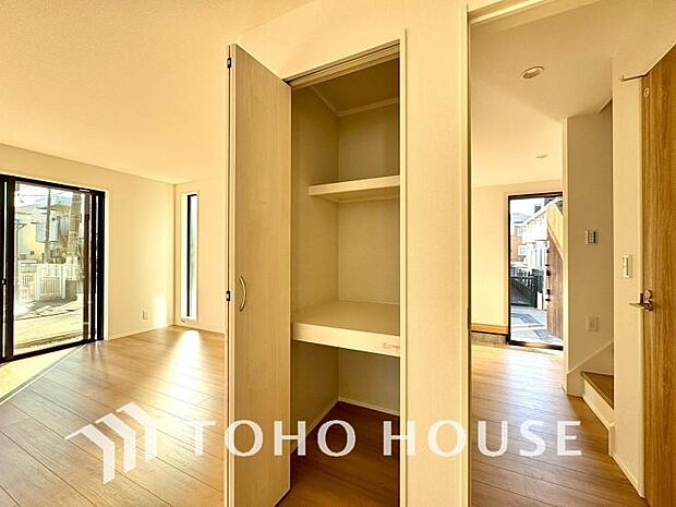 奥行きあるクローゼットを採用。衣装ケースや、掃除機といった物を収納できるような造りになっております。