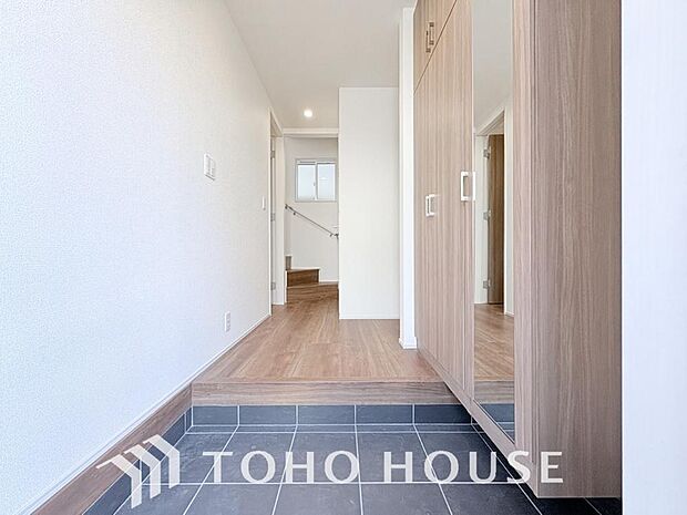 広々した玄関スペースはベビーカーも楽々置けるゆったりスペースが魅力です。