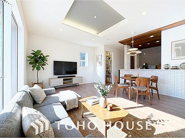 毎日の暮らしに癒しをもたらす居心地の良いリビングです。※家具・家電はCGです。