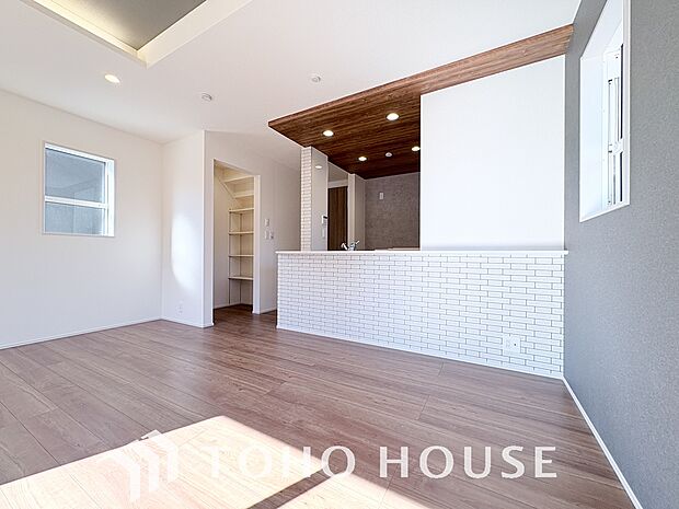 光と風があふれる開放的なリビングダイニングには自然と家族みんなが集まってきます。