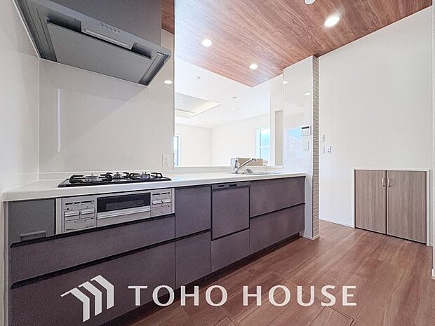 キッチンの収納は、デッドスペースになりやすい箇所を有効活用できる、スライド式収納を採用しました。