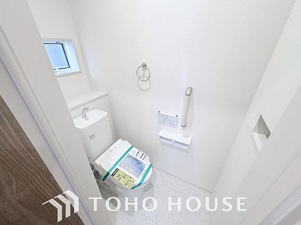 清潔な空間であって頂けますように、目に留まるだけではなく、汚れをふき取り易いフロアと壁紙をチョイス。