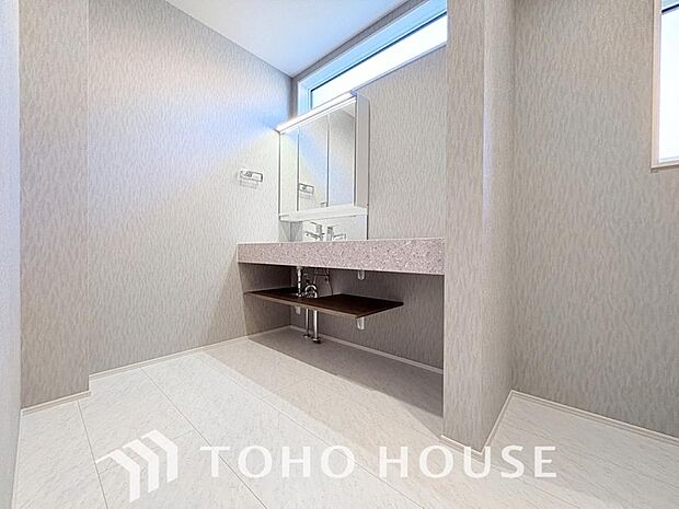 身だしなみのチェックがしやすい大きな鏡、下には収納がたっぷり。スッキリとした空間を演出いたします。