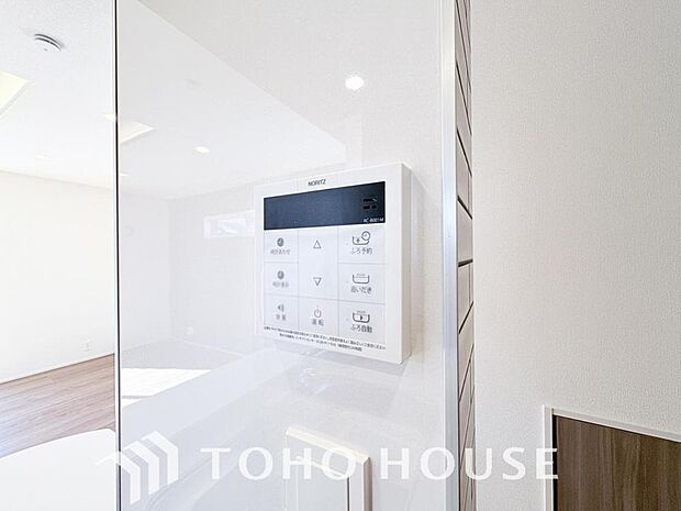 お風呂場と台所に操作リモコンがあり、キッチン近くにある給湯リモコンは、お料理の最中でもリビングで寛いでいるなかでもボタン一つで簡単に沸かせて便利ですね。