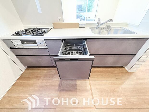 「ビルトインタイプ食器洗乾燥機」通常の手洗いでは使用出来ないほど高温のお湯や高圧水流を使うことにより汚れを効果的に落とすことができる。