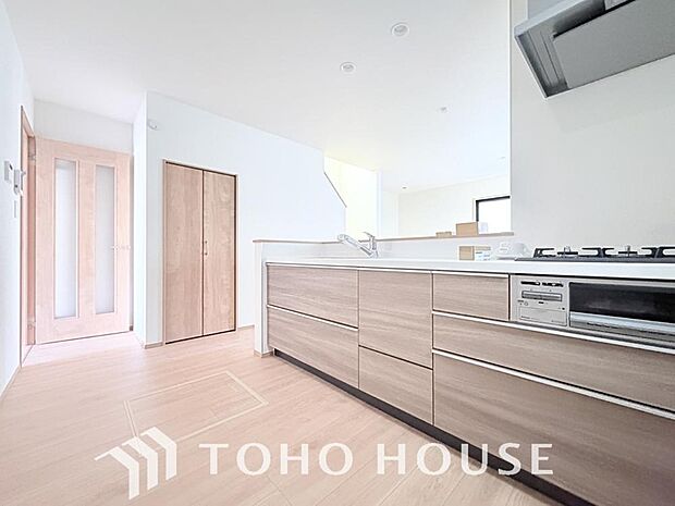 美しく使いやすいキッチン空間。優しい温もりを醸し出すキッチンは料理の為の配慮を随所に注ぎました。