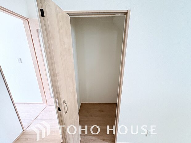 建物内部の収納にはこだわりを持ちました。共有部分に設置した収納スペースはお荷物の多い方にも安心です。