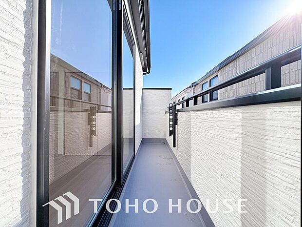 暖かい陽ざしが差込むバルコニー。晴れた日には、洗濯物が良く乾きます。風通しも良好です。