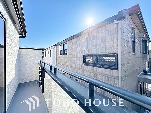 その豊かな眺望にふさわしい空間には、通風・採光にも優れ、心地よい光と風があふれています。